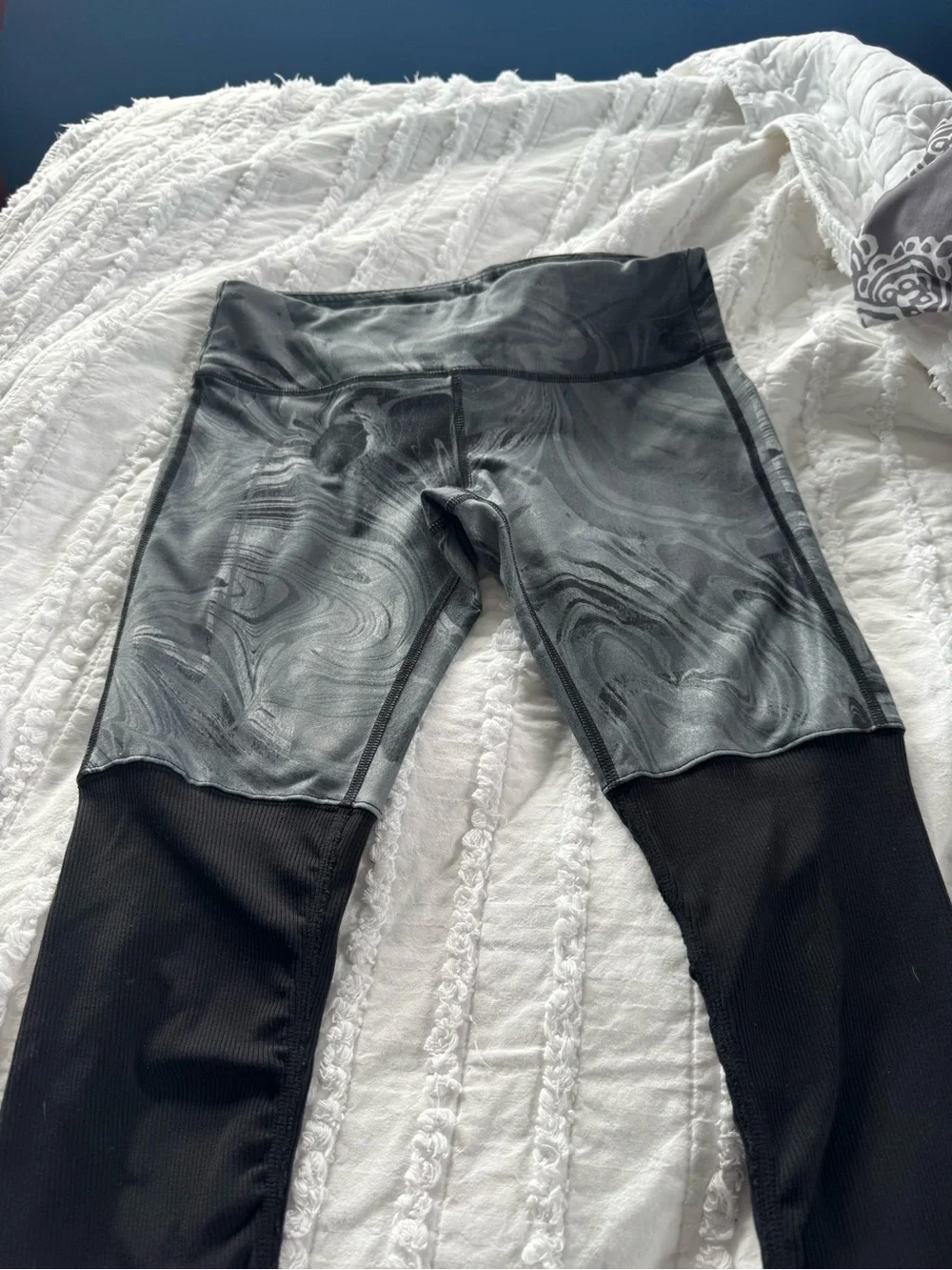 Alo Yoga Goddess Ribbed Legging size medium in Marble Swirl.